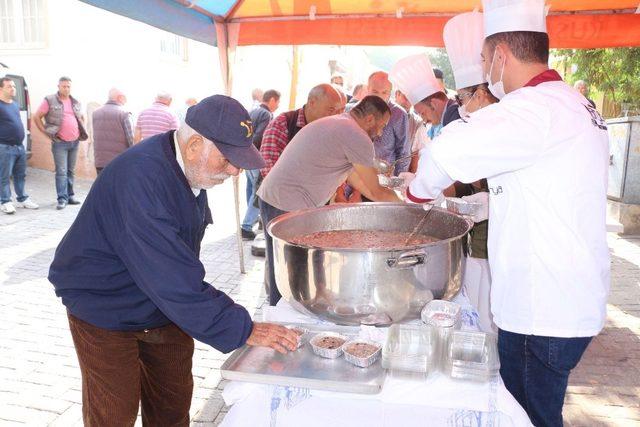 Kuşadası Belediyesi Camiatik’te aşure dağıttı