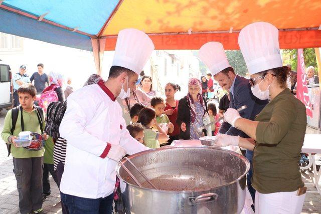 Kuşadası Belediyesi Camiatik’te aşure dağıttı