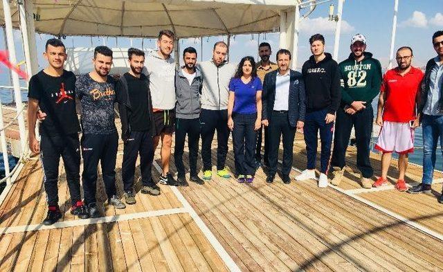 Başkan Gür’den kamptaki sporculara ziyaret