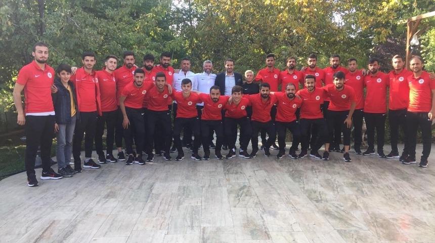 Başkan G&uuml;r&rsquo;den kamptaki sporculara ziyaret