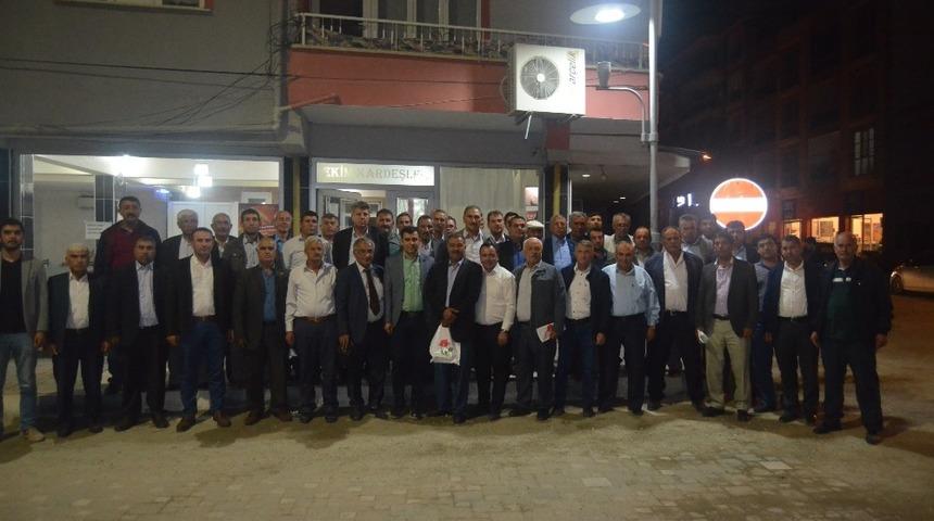 AK Parti&rsquo;den muhtarlara yemek