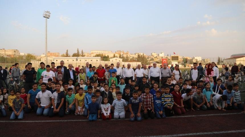 &Ccedil;ocuklara bisiklet dağıtıldı