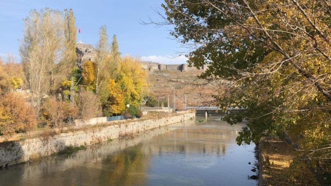 Kars&rsquo;ta renk c&uuml;mb&uuml;ş&uuml; yaşanıyor