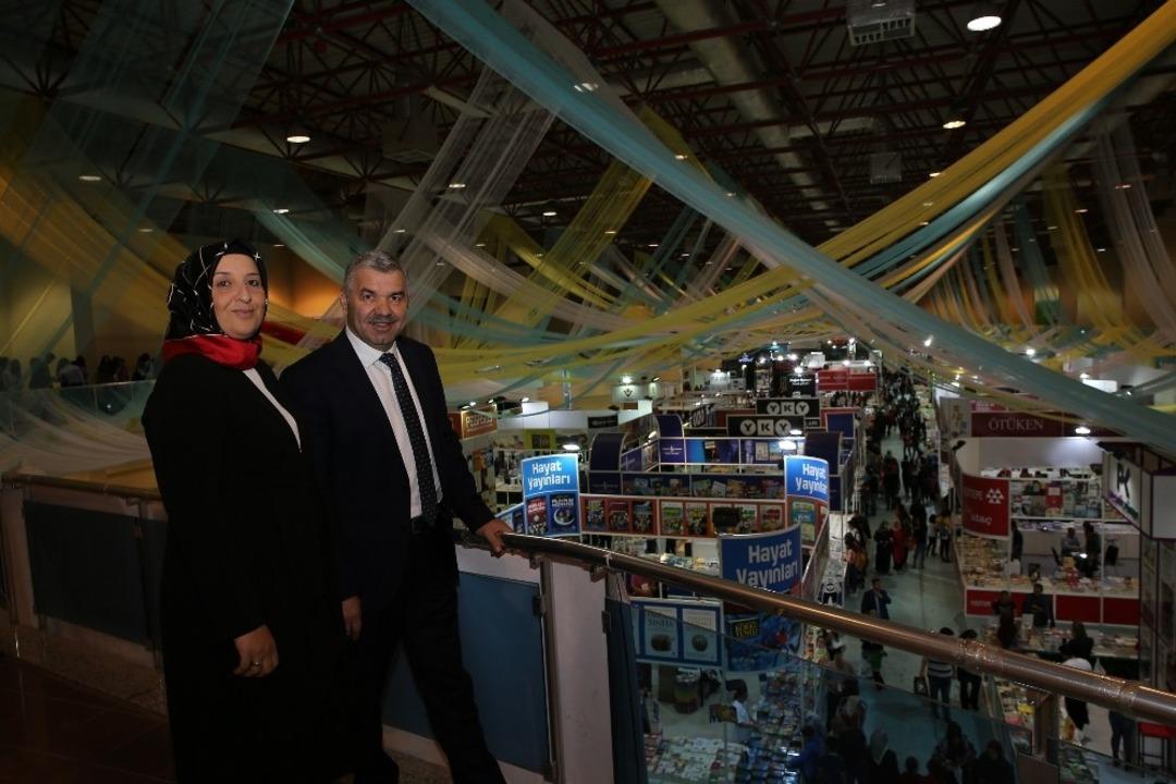 Başkan &Ccedil;elik Kitap Fuarını ailesiyle ziyaret etti