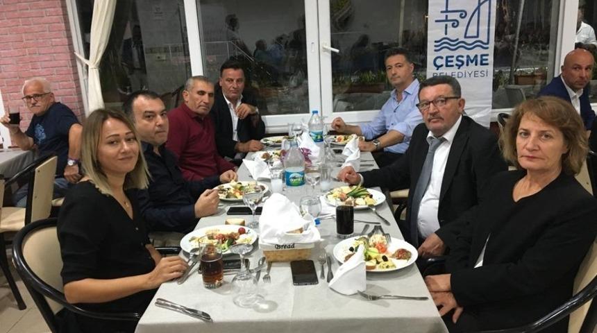 &Ccedil;eşme&rsquo;nin eski ve yeni muhtarları yemekte buluştu