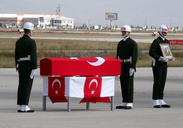 Kaza kurşunu ile şehit olan askerin cenazesi memleketine uğurlandı