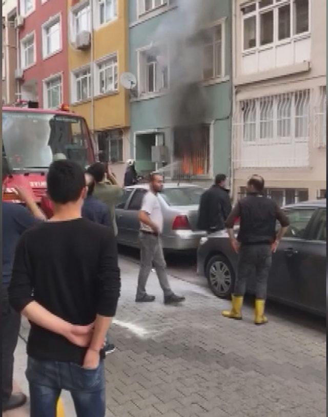 Fatih te yangın paniği: Mahsur kalan 8 kişi kurtarıldı 1