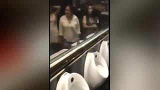 Çift yönlü ayna bulunan erkekler tuvaletinde olay görüntü