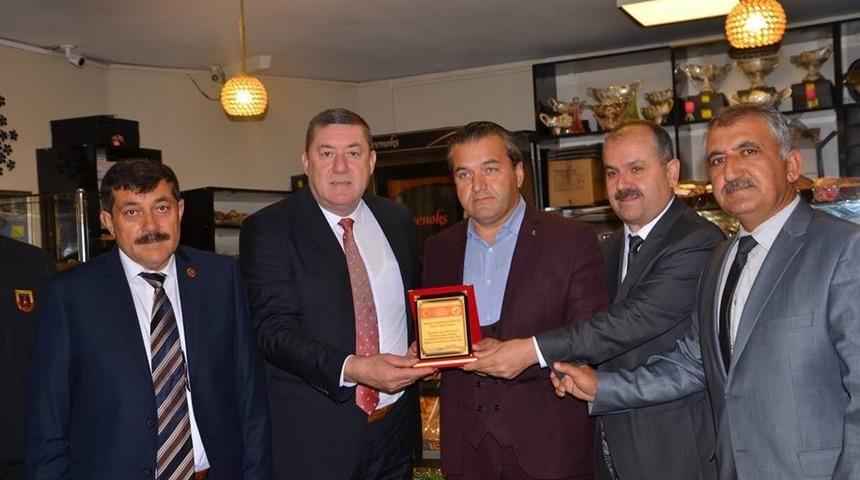 40 yıllık muhtarın ailesine plaket