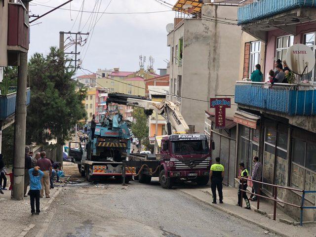 Freni boşalan vinç devrildi, sürücü yaralandı