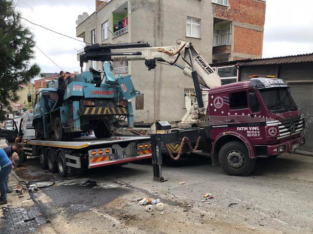 Freni boşalan vinç devrildi, sürücü yaralandı