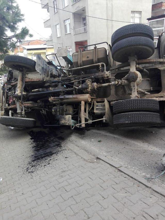 Freni boşalan vinç devrildi, sürücü yaralandı