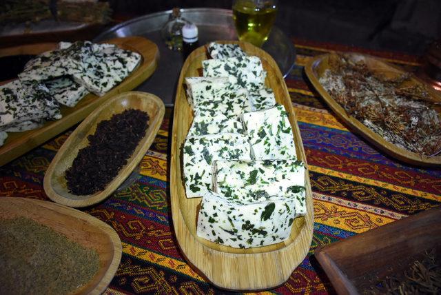 Sivas ta &uuml;retilen madımaklı peynir, otlu peynire rakip oldu 2