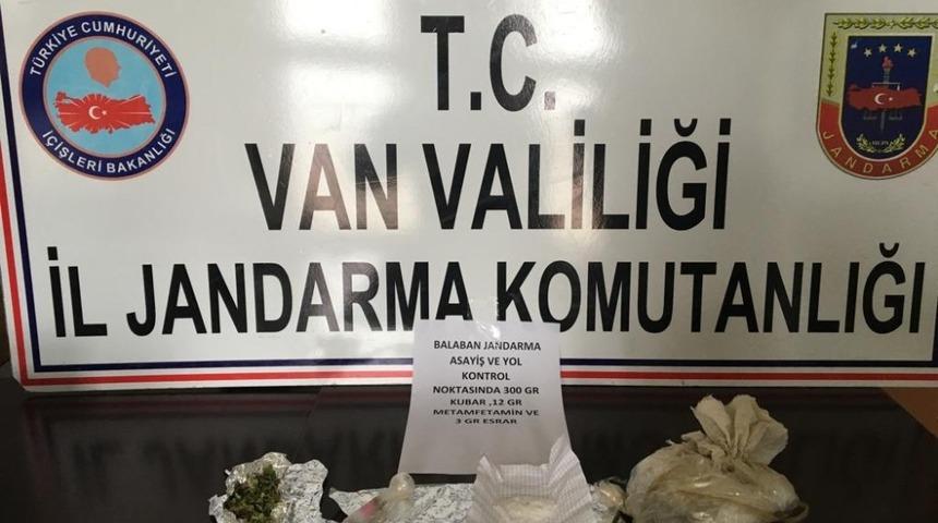 Jandarma yol kontrol&uuml;nde 112 gram metamfetamin ile 300 gram kubar esrar ele ge&ccedil;irdi