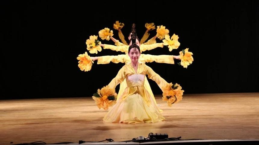 Kore geleneksel m&uuml;zik ve dans g&ouml;sterisi