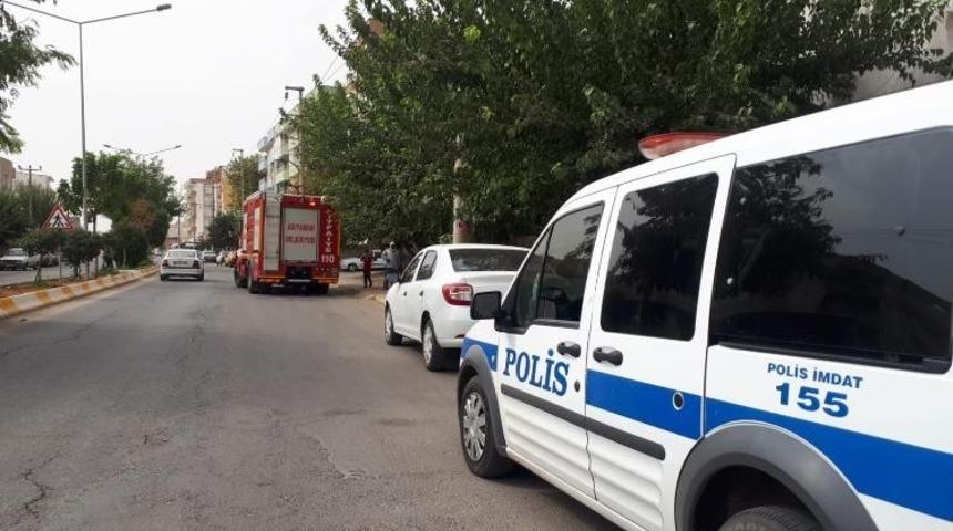 Alev alan elektrik kablolarını itfaiye ekipleri s&ouml;nd&uuml;rd&uuml;