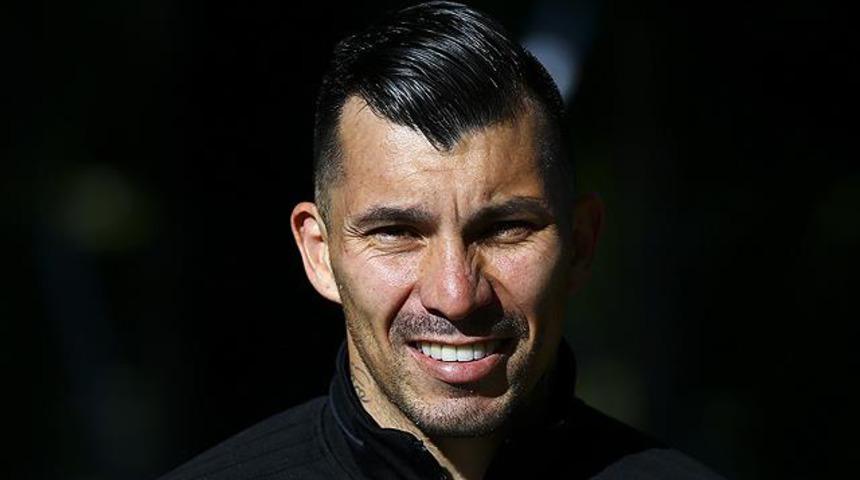 Medel'in forması Şili'de kriz yarattı