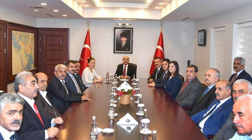 Vali Demirtaş: &ldquo;Muhtarlarımızın kamu hizmetlerinin y&uuml;r&uuml;t&uuml;lmesinde devletinin yanında bundan sonra da yer alacağına y&uuml;rekten inanıyorum&rsquo;&rsquo;