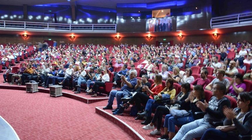 Hayatlarında hi&ccedil; tiyatroya gitmeyen minikler unutulmaz g&uuml;n yaşadı