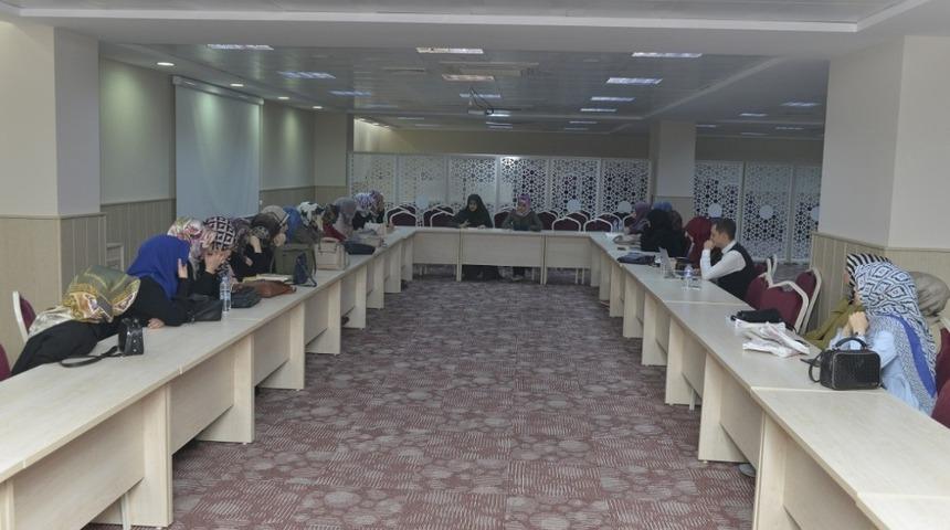 KM&Uuml; &ouml;ğrencilerinden kitap tahlili