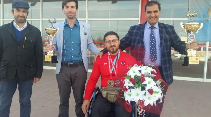 Keleşoğlu Milli Sporcuyu &ccedil;i&ccedil;eklerle karşıladı