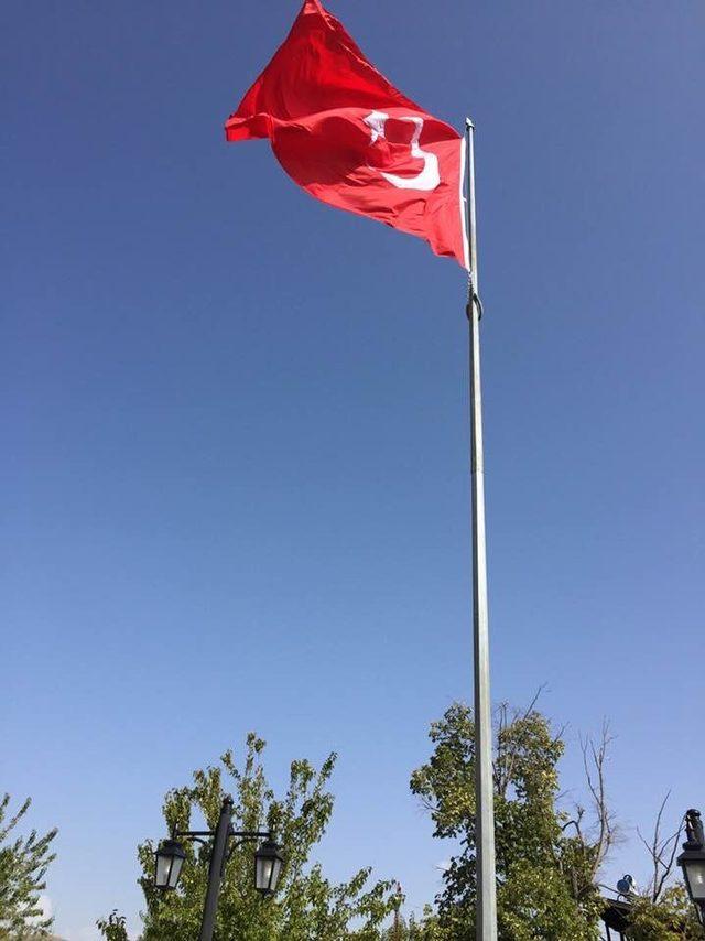 Arapgir’e dev Türk Bayrağı dikildi