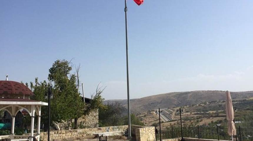 Arapgir&rsquo;e dev T&uuml;rk Bayrağı dikildi