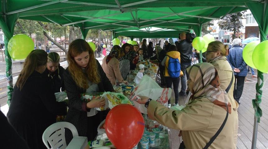 Hazırladıkları yiyecek ve benzeri &uuml;r&uuml;nler L&Ouml;SEV yararına satışa sundular
