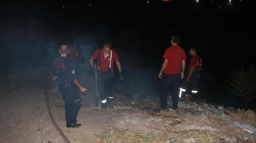 &Ccedil;&ouml;p yangını OSB&rsquo;ye sı&ccedil;ramadan s&ouml;nd&uuml;r&uuml;ld&uuml;