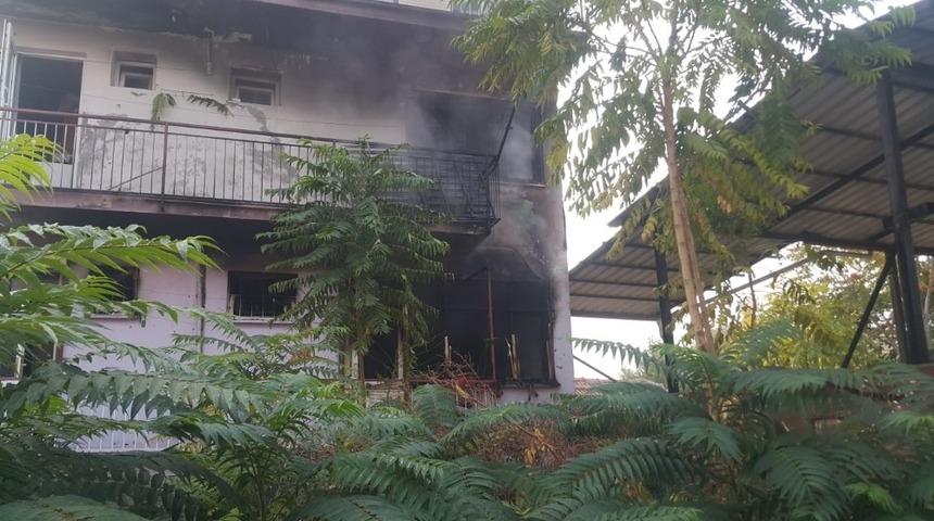 Yangında mahsur kalan kızı itfaiye kurtardı