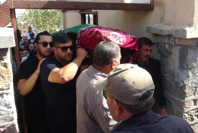 Pamuk deposunun &ccedil;&ouml;ken duvarı altında kalan kadın iş&ccedil;i toprağa verildi 1