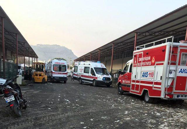 Pamuk deposunun &ccedil;&ouml;ken duvarı altında kalan kadın iş&ccedil;i toprağa verildi 4