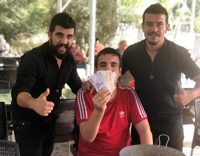 Bir oturuşta 302 &ccedil;&ouml;p şiş yedi, 10 bin TL &ouml;d&uuml;l aldı 1