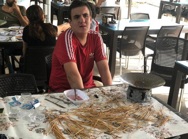 Bir oturuşta 302 &ccedil;&ouml;p şiş yedi, 10 bin TL &ouml;d&uuml;l aldı 2