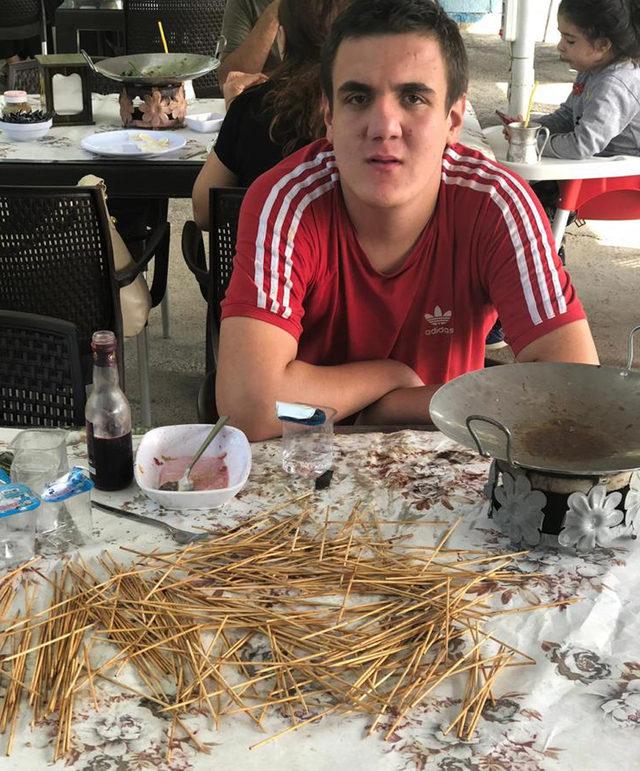 Bir oturuşta 302 &ccedil;&ouml;p şiş yedi, 10 bin TL &ouml;d&uuml;l aldı 3