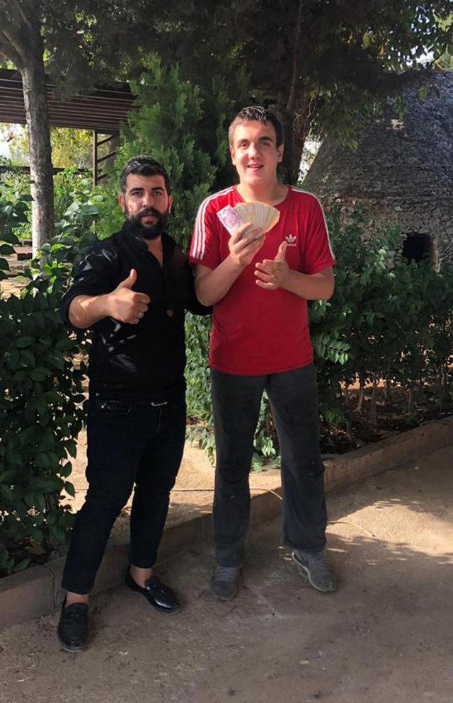 Bir oturuşta 302 &ccedil;&ouml;p şiş yedi, 10 bin TL &ouml;d&uuml;l aldı 4