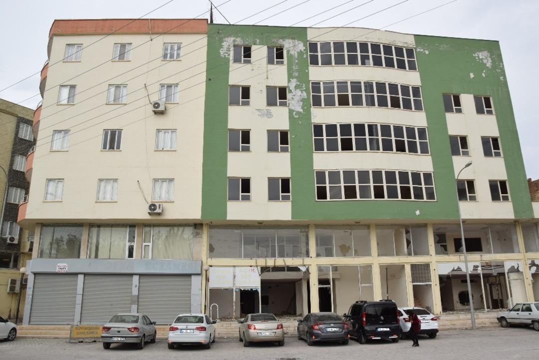 Kaderine terk edilen bina madde bağımlıların meskeni oldu