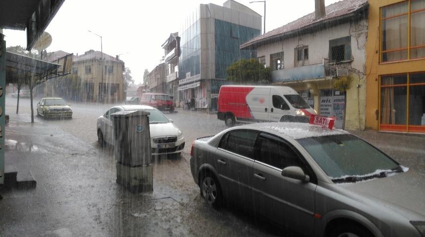 Yunak&rsquo;ta şiddetli yağış