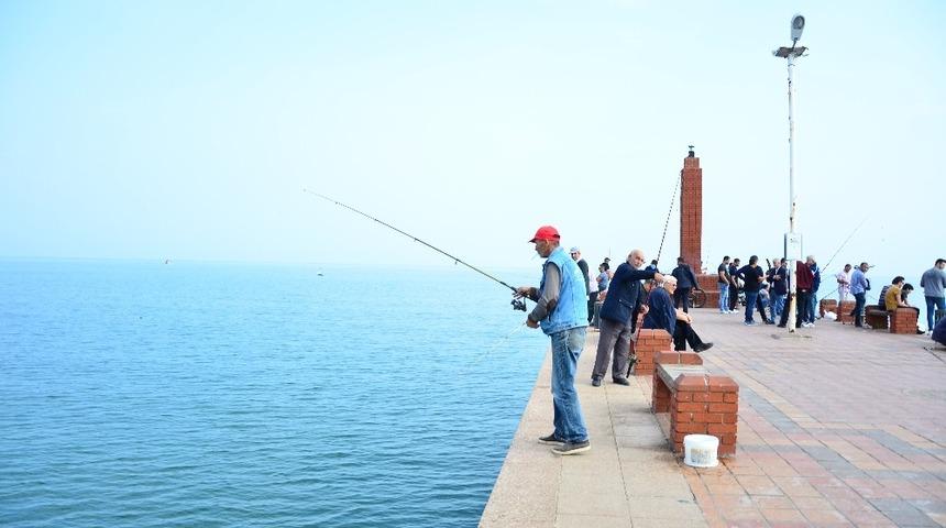 Amat&ouml;r balık&ccedil;ılar sahile akın etti