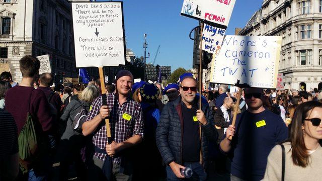  Brexit karşıtları Londra’da miting düzenledi