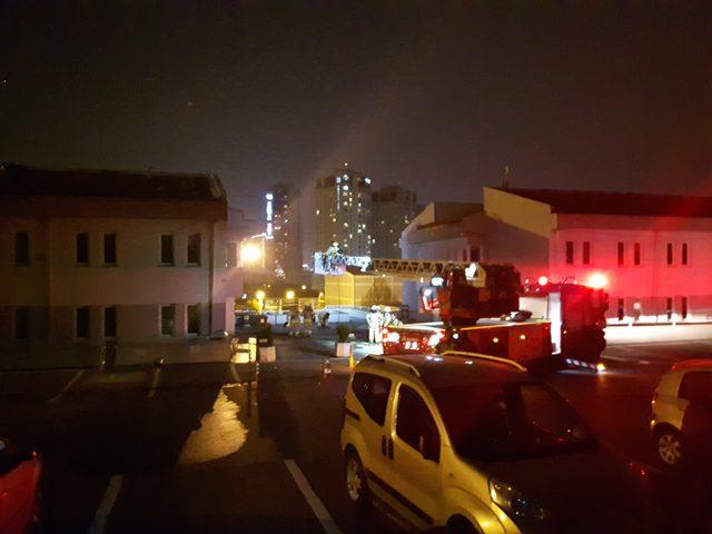 İkitelli İETT Otobüs Garajı idare binasının çatısında yangın