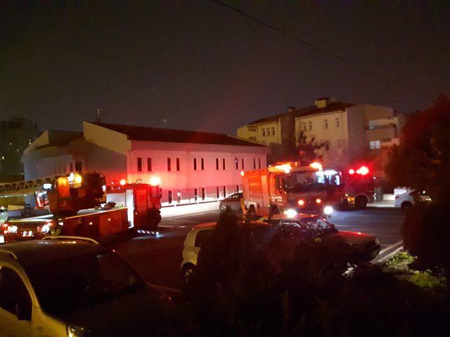 İkitelli İETT Otobüs Garajı idare binasının çatısında yangın