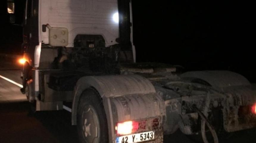 Tırın yanan lastiği s&ouml;nd&uuml;r&uuml;l&uuml;rken 3 ara&ccedil; birbirine girdi: 1 yaralı