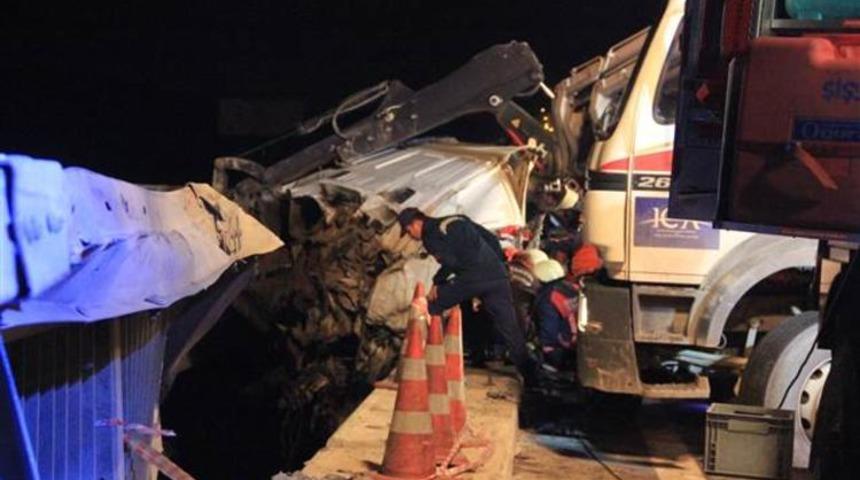 İstanbul'da feci kaza! Tır bariyerlere asılı kaldı