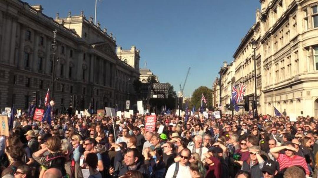 İngilizler sokağa d&ouml;k&uuml;ld&uuml; 