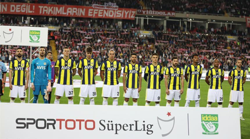 Fenerbah&ccedil;e'de şok! Taraftar &ccedil;ağırdı, futbolcular gitmedi
