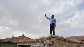 Muhtar çatıdan inemiyor! 'Bunun altında eziliyorum' 