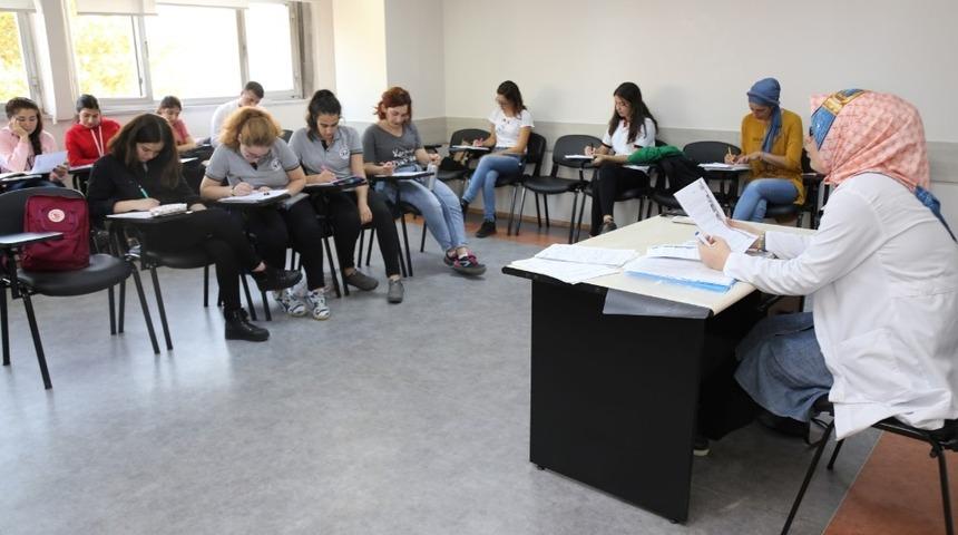 KOMEK&rsquo;te d&uuml;nya dilleri &ouml;ğretiliyor