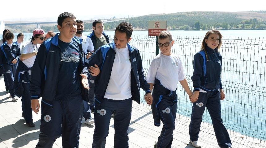 Otizmli çocuklar Mavi Göl’de piknikte buluştu