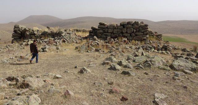 Tunç Çağı kalesine zarar verip, koçbaşlı mezar taşlarını götürdüler